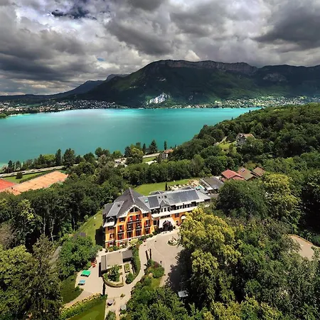 Les Trésoms Lake&spa 4*